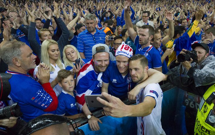 Gylfi Þór Sigurðsson í hóp íslenskra stuðningsmanna á EM 2016.