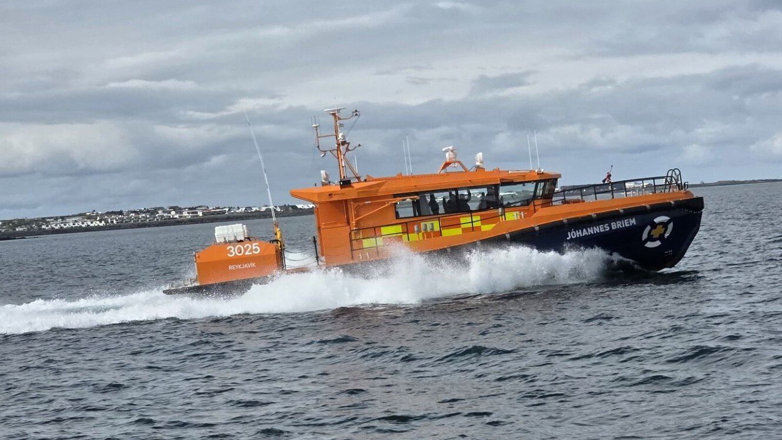 Komu vélar­vana fiski­bát til hjálpar