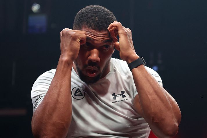 Anthony Joshua sést hér undirbúa sig fyrir bardagann við Jake Paul rétt fyrir jól.