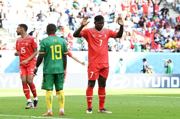 Breel Embolo fæddist í Kamerún og bjó þar til fimm ára aldurs. Hann fagnaði ekki eftir að hafa skorað gegn liðinu, fyrir Sviss.