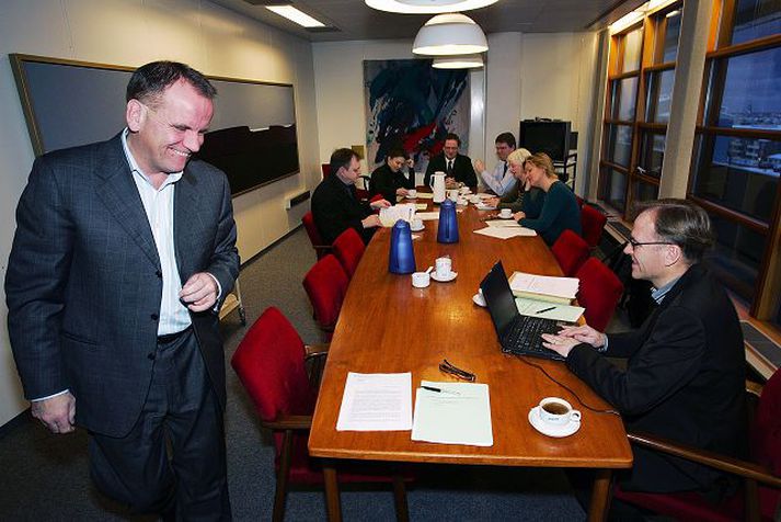 Útvarpsráð fundar. Lag Silvíu Nóttar verður áfram í undankeppninni fyrir Eurovision. Útvarpstjóri stendur hér gengt framkvæmdastjóra Sjónvarpsins. Útvarpsráð sést við upphaf fundar í gær í baksýn.
