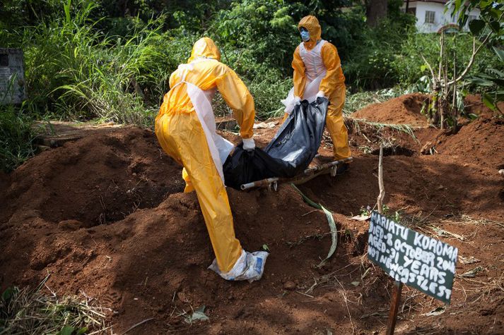 Hjálparstarfsmenn meðhöndla fórnarlamb Ebólu veirunnar í Sierra Leone.