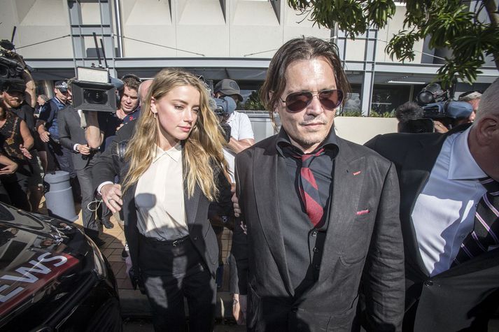 Amber Heard og Johnny Depp koma fyrir dóm í Ástralíu fyrr á þessu ári vegna þess að þau komu með hundana sína ólöglega inn í landið.