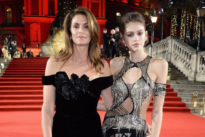 Ofurfyrirsætan Cindy Crawford og dóttir hennar, Kaia Gerber, koma þarna í Royal Albert Hall í London á mánudaginn. Kaia var kosin fyrirsæta ársins á hátíðinni sem nefnist The Fashion Awards 2018 í samstarfi með Swarovski.