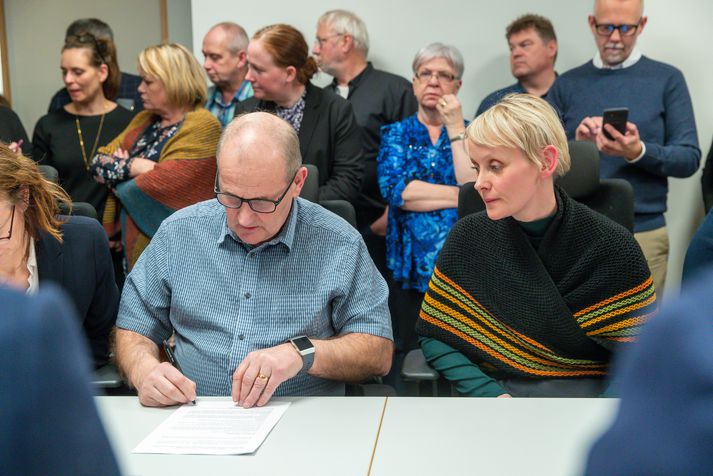 Sólveig Anna Jónsdóttir formaður Eflingar fylgist með Birni Snæbjörnssyni formanni SGS undirrita kjarasamning.