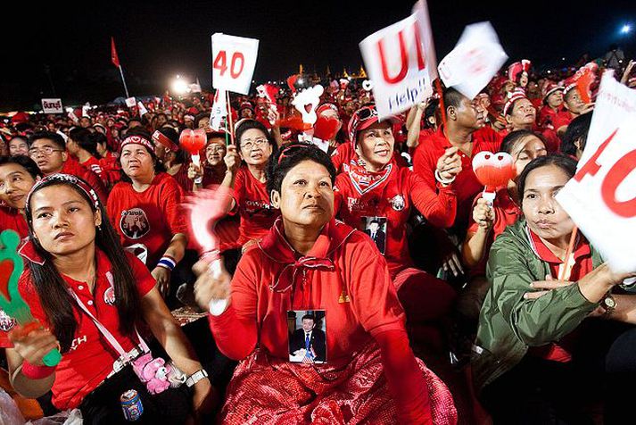 Rauðar skyrtur í stað gulra Í stað gulklæddu mótmælendanna, andstæðinga Thaksins Shinawatra, eru nú komnir rauðklæddir stuðningsmenn hans út á götur Bangkok að mótmæla.