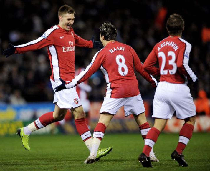 Leikmenn Arsenal fagna fyrsta markinu í kvöld.