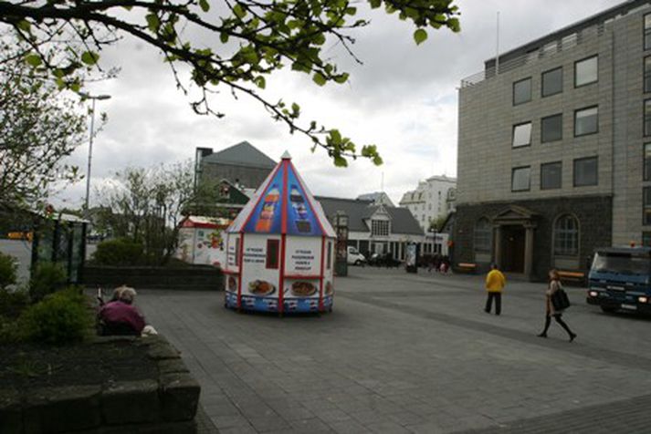 Bálköstur var kveiktur í nótt á Lækjarorgi.