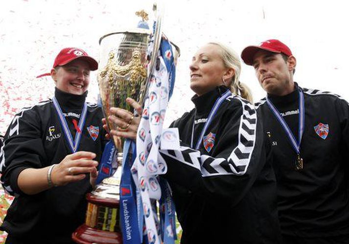 Elísabet Gunnarsdóttir fagnar hér Íslandsmeistaratitli með Val á sínum tíma.