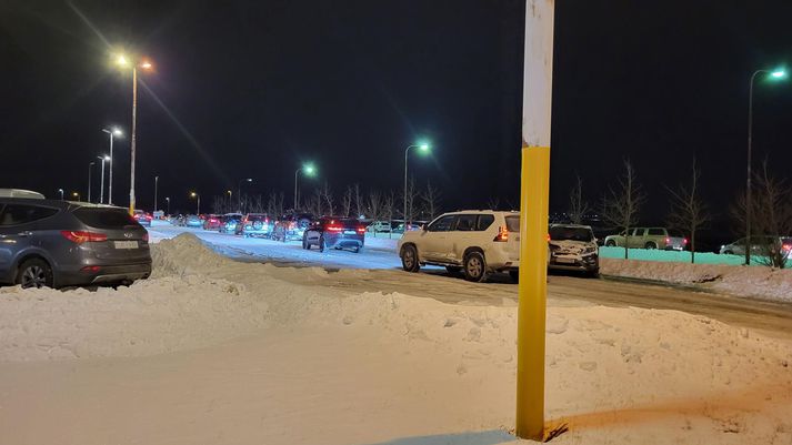 Miklar tafir hafa orðið í Hafnarfirði í morgun vegna lokunar Reykjanesbrautar.