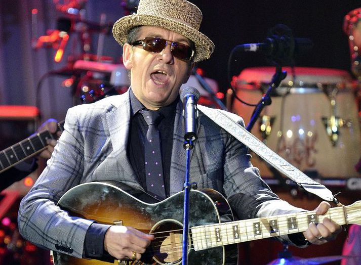 Elvis Costello er hógvær í kröfum sínum og ætlar að gæða sér á góðum ostum með rauðvínsglas í hendi.