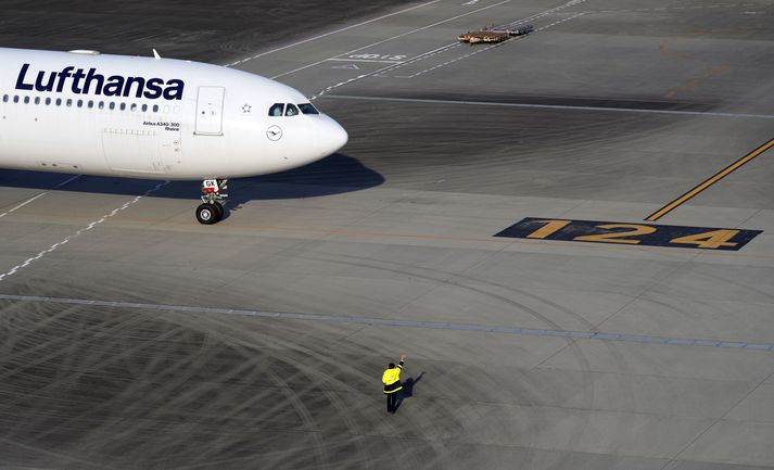 Flugvélin er frá flugfélaginu Lufthansa.