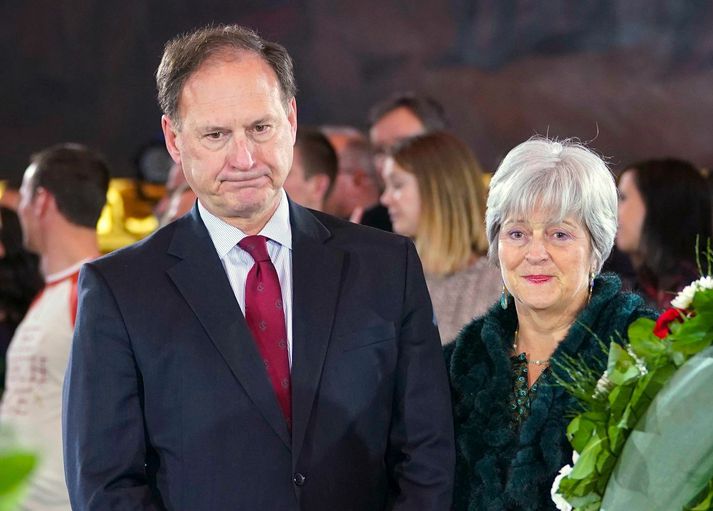 Samuel Alito og Martha-Ann Alito, eiginkona hans. Hún ku vera mikill aðdáandi fána.