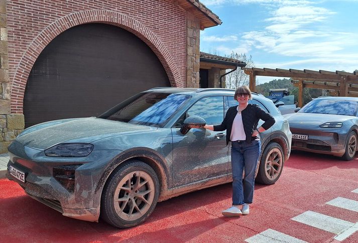 Cayenne Electric er ótrúleg blanda af notadrjúgum fjölskyldutrukk sem getur kraflað sig upp fjallshlíðar og runnið svo eins og draumur eftir hraðbrautum án þess að við finnum fyrir því. Svo þarf ekki að stinga honum í samband. Hann er fyrsti rafbíllinn þar sem þráðlaus hleðsla er í boði.