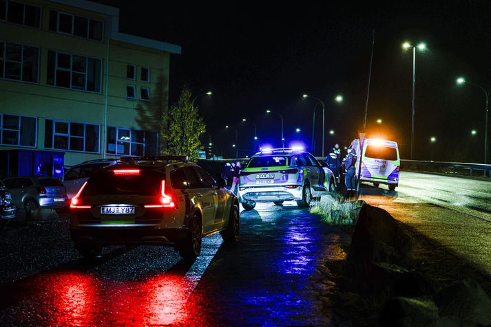 Fjöldi lögreglumanna var á vettvangi í Auðbrekku en Vítisenglar héldu þar veislu í kvöld.