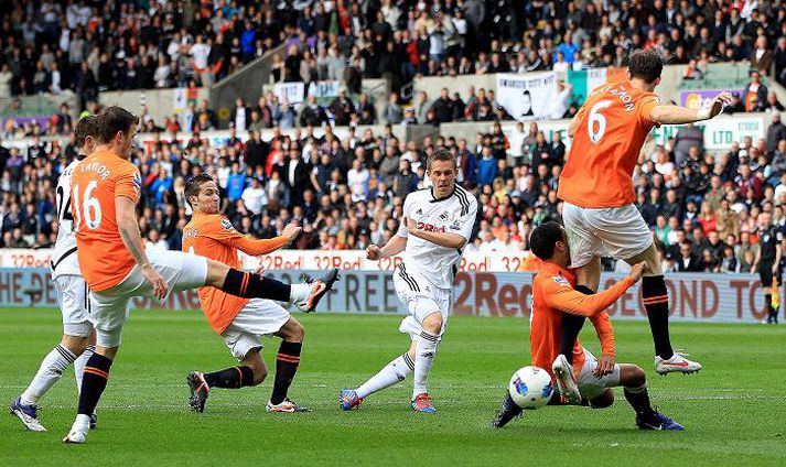 Gylfi Þór Sigurðsson, leikmaður Swansea, reynir hér eitt af sjö skotum sínum í leiknum í gær en fjórir varnarmenn Newcastle eru til varnar.