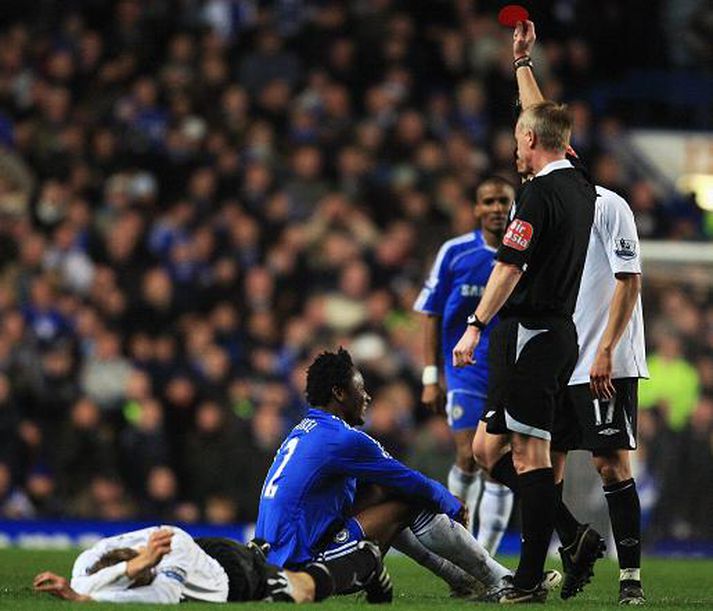 Jon Obi Mikel fékk rautt fyrir tæklingu.