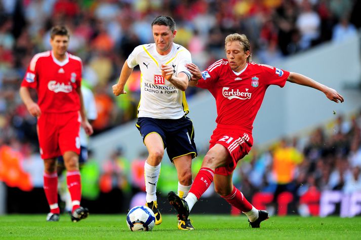 Lucas í baráttunni við Robbie Keane, fyrrverandi leikmann Liverpool, í ensku úrvalsdeildinni á dögunum. Liverpool lék illa í leiknum og tapaði 2-1 en reif sig upp og vann Stoke 4-0 í vikunni.