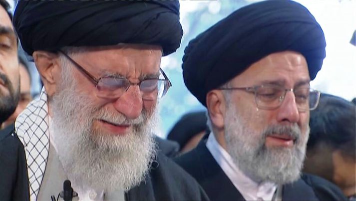 Ali Khamenei æðstiklerkur grætur yfir kistu Soleimani herforingja í Teheran í dag.