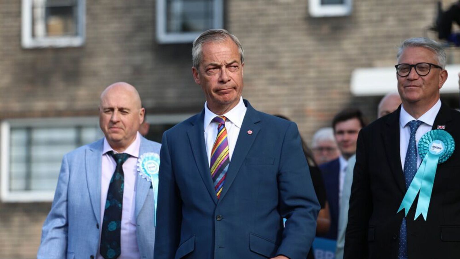 Farage segir af sér þing­mennsku eftir upp­ljóstranir um gjafir