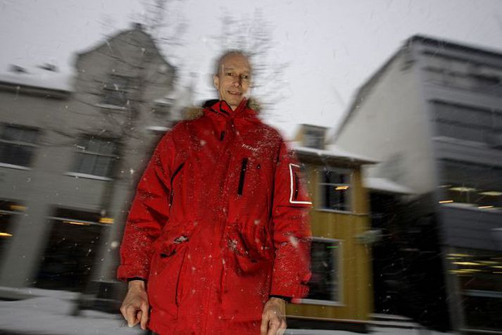 Alistair Chapman starfar við að þefa uppi skýstrokka. Hann segist vera háður starfinu og getur ekki hugsað sér að gera neitt annað. fréttablaðið/valli