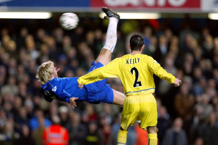 Gary Kelly horfir á Eið Smára Guðjohnsen skora með hjólhestaspyrnu í leik Chelsea og Leeds United í ensku úrvalsdeildinni 28. janúar 2003.
