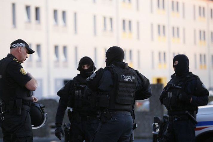 Lögreglumenn á vettvangi.