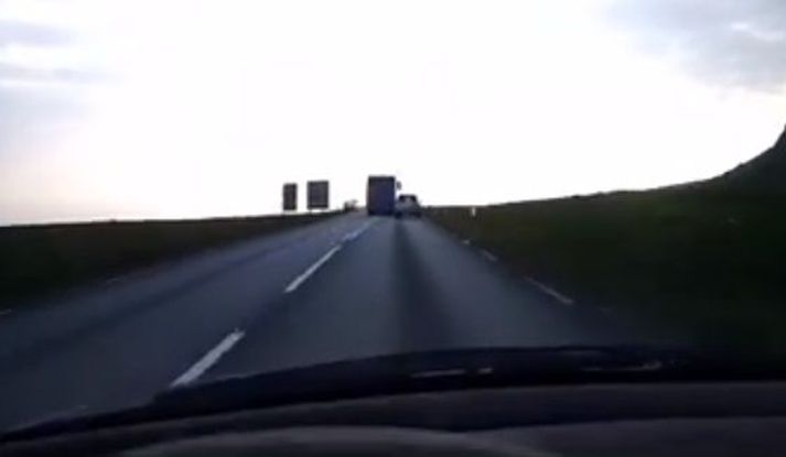 Úr myndbandi af framúrakstrinum, sem birt var á Facebook en hefur nú verið gert óaðgengilegt.