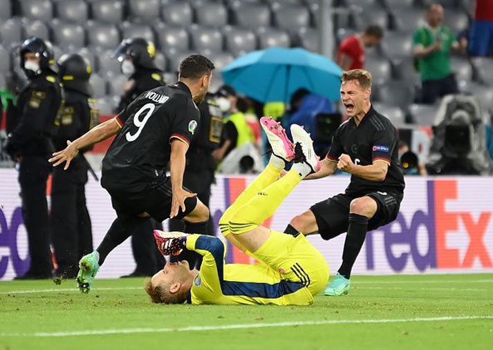 Volland og Kimmich fagna sæti í 16-liða úrslitunum.