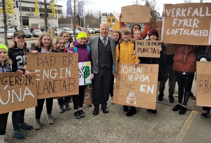 Gísli Halldór, bæjarstjóri í Árborg með hluta af þeim nemendum sem mættu á tröppurnar við Ráðhús Árborgar og mótmæltu aðgerðarleysi í umhverfismálum á föstudaginn.