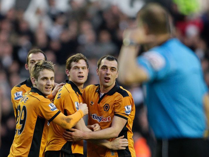 Leikmenn Wolves horfa í átt til dómarans sem hefur dæmt mark af þeim.