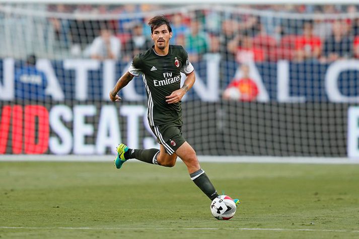 Romagnoli kom til AC Milan frá Roma í fyrra.