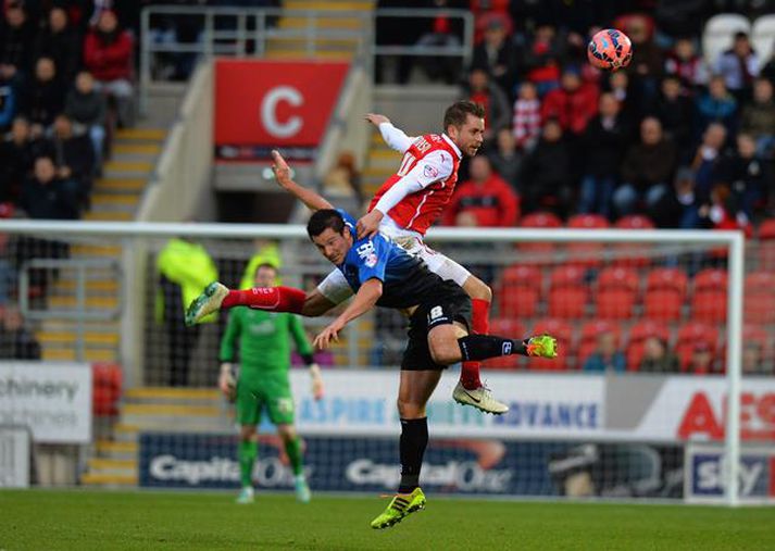 Kári vinnur skallaeinvígi í leik gegn Bournemouth.