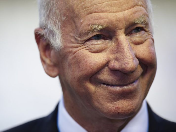 Sir Bobby Charlton talar hér við Wyane Rooney.