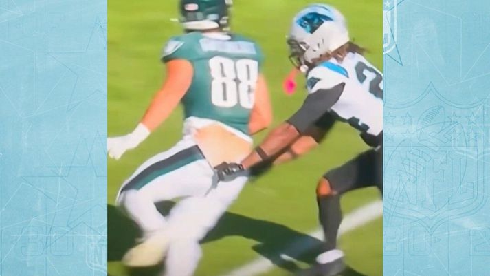 Dallas Goedert, leikmaður Eagles, lét þessa varnartilburði ekki trufla sig.