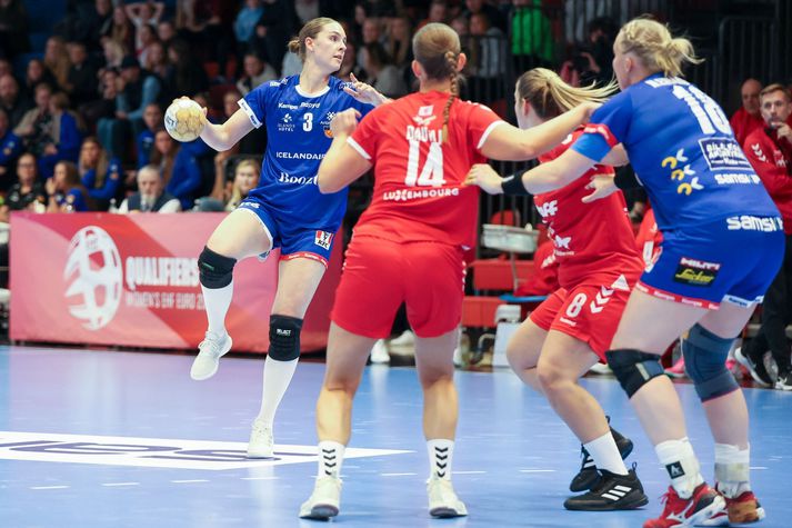 Andrea Jacobsen hleður í skot með íslenska landsliðinu. Hún átti góðan leik í dag.