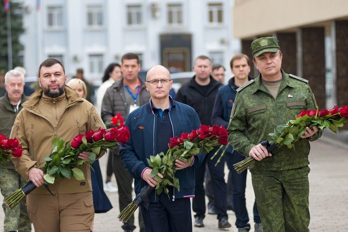 Denis Pushilin, leiðtogi hins svokallaða Donetsk-lýðveldis, er hér við hlið þeirra Sergei Kiriyenko, sem starfar í Kreml, og Leonid Pasechnik, leiðtoga Luhansk-lýðveldisins. Bæði Pushilin og Pasechnik hafa beðið Pútin um að lýðveldin verði innlimuð.