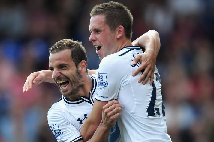 Gylfi og Soldado fagna mark þess síðarnefnda í dag.