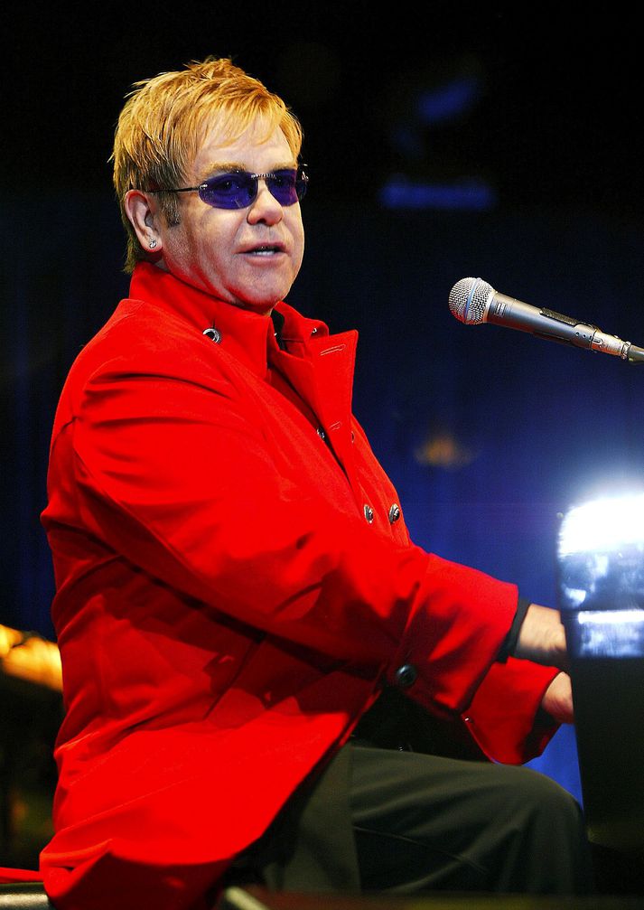 Söngvarinn Elton John, sem var góður vinur Díönu prinsessu, mun syngja á Wembley 1. júlí á næsta ári.