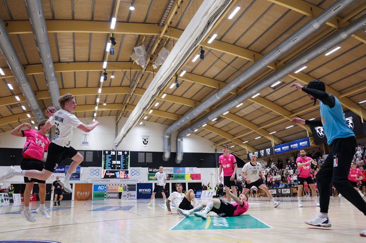 Birgir Már Birgisson svífur inn úr horninu og tryggir FH sigurinn. 