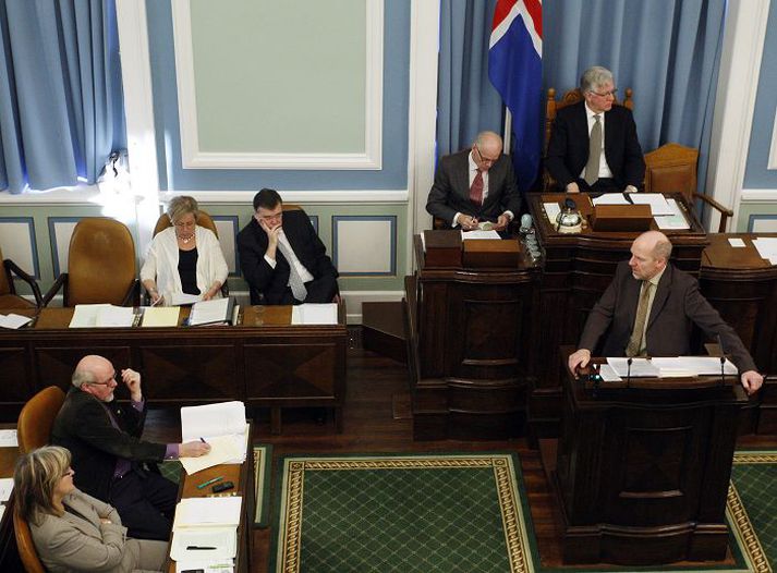Hart var deilt á Alþingi í kjölfar efnahagshrunsins haustið 2008. Mögulegt er að EFTA-dómstóllinn komist að þeirri niðurstöðu að Íslendingar hafi mismunað á grundvelli þjóðernis varðandi innstæðutryggingar. Hann dæmir þó ekki um skaðabætur.fréttablaðið/anton