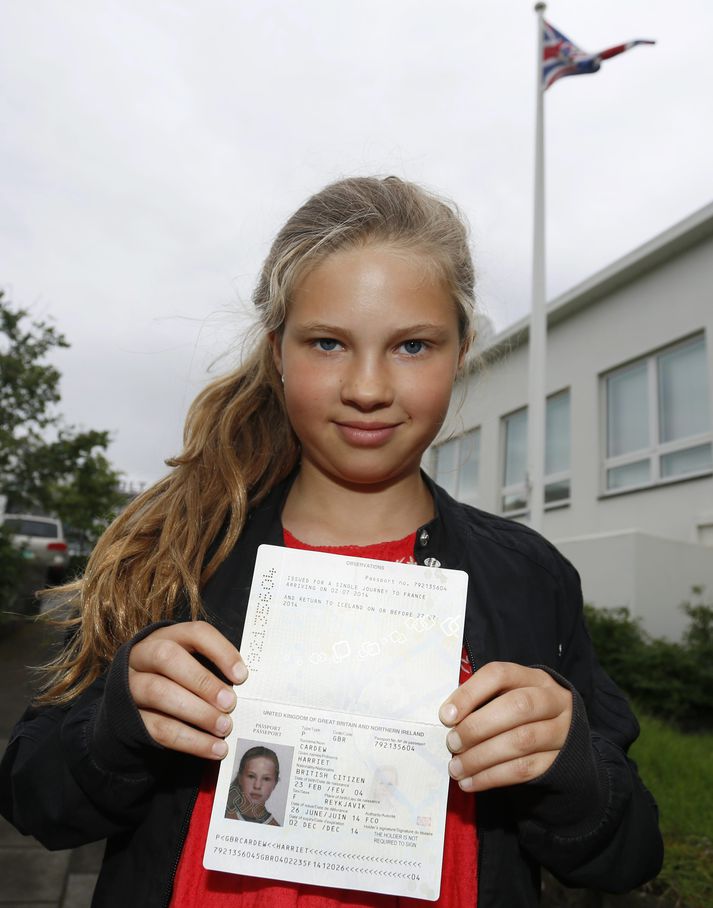 Harriet fékk breskt neyðarvegabréf svo fjölskyldan komst í frí til Frakklands. 