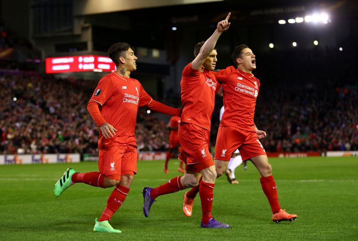 James Milner, Philippe Coutinho og Roberto Firmino fagna sigurmarki Liverpool í gærkvöldi.