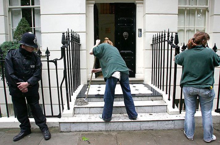 Tröppur bústaðar breska forsætisráðherrans sópaðar fyrir leiðtogaskiptin í dag.