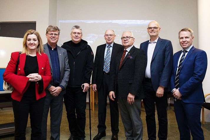 Við afhendinguna: Bryndís Haraldsdóttir, Haraldur Sverrisson, Guðmundur Ingi Kristinsson, Ásbjörn Einarsson, Bjarni Ingvar Árnason, Ólafur Þór Gunnarsson og Birgir Gunnarsson.