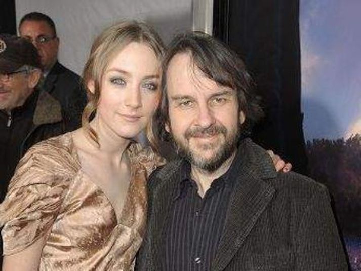 Peter Jackson ásamt leikkonunni Saoirse Ronan. Það kvartar væntanlega enginn yfir því að leikstjóri þríleyksins eftir Hringadróttinssögu taki að sér Hobbitann.