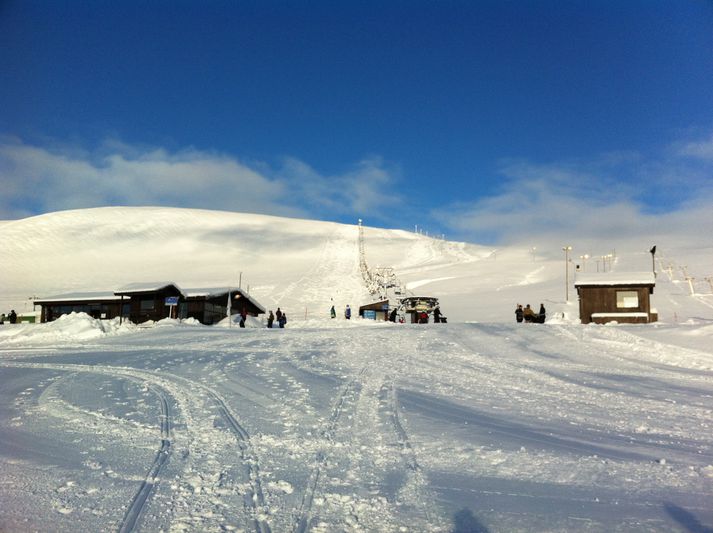 Fólkið er nú á skíðum í Skálafelli en í morgun valt bifreið þeirra.