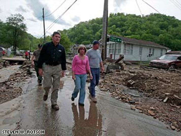 Joe Manchin, ríkisstjóri Vestur-Virginíu, gengur um hamfarasvæðin og skoðar tjónið.