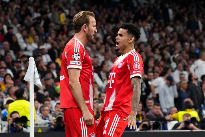 Luis Díaz fagnar marki með Harry Kane í sigri Bayern München á Real Madrid á Spáni.