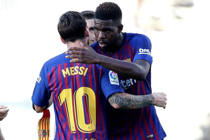 Lionel Messi faðmar hér umræddan Samuel Umtiti í leik Barcelona.